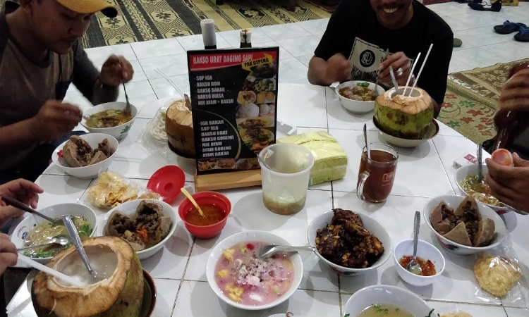 Rasanya Bikin Kembali: D.R Food, Kenangan Kuliner di Kuripan Kidul
